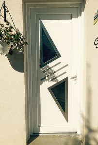 Magnifique porte d'entrée blanche en Aluminium aux formes triangulaire. Porte posée par nos techniciens à Saintes